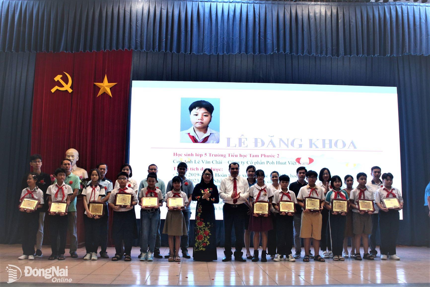 Công đoàn Khu công nghiệp Biên Hòa tuyên dương 129 học sinh Học giỏi, sống tốt