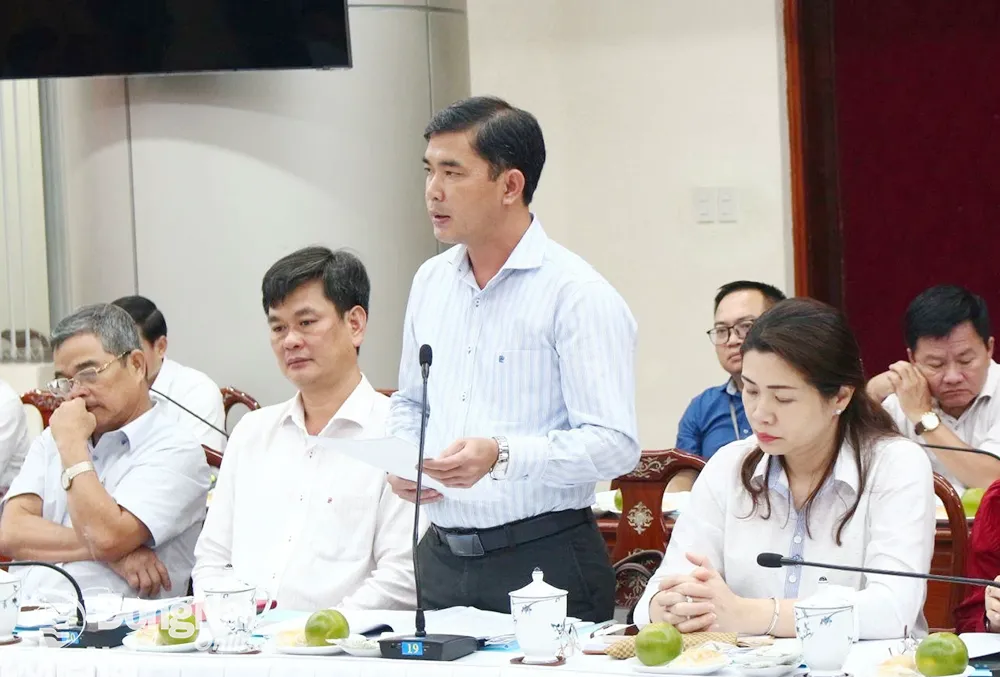 Đại diện UBND thành phố Long Khánh báo cáo phương án sắp xếp đơn vị hành chính tại buổi làm việc