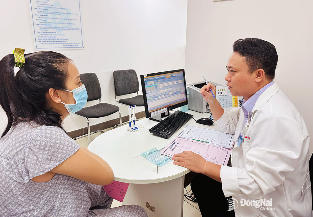 Bác sĩ sản khoa của Bệnh viện Đồng Nai - 2 khám và tư vấn giúp thai phụ có thai kỳ khỏe mạnh. Ảnh: H.Dung
