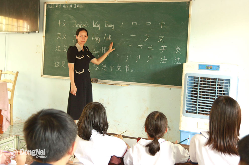 Giáo viên và học sinh trong giờ học tại Trung tâm Ngoại ngữ Hoa văn Thanh Bình (xã Thanh Bình, huyện Trảng Bom). 