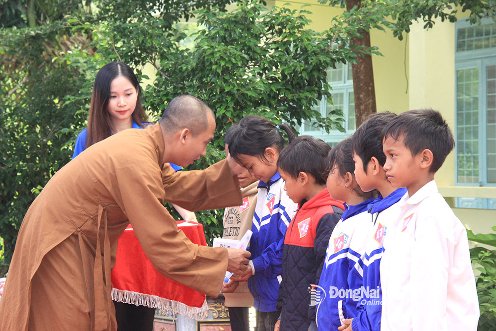 4. Đại đức Thích Thiện Huy, Phó trưởng ban kiêm Chánh thư ký Ban Từ thiện xã hội Giáo hội Phật giáo Việt Nam tỉnh Đồng Nai trao học bổng cho thiếu nhi có hoàn cảnh khó khăn.             