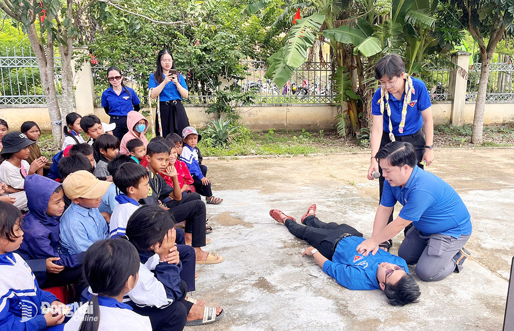 5. Bác sĩ Đặng Hà Hữu Phước, Phó giám đốc Bệnh viện Đa khoa Đồng Nai, Chủ tịch Hội Thầy thuốc trẻ tỉnh hướng dẫn sơ cấp cứu ban đầu cho trẻ em và người dân trên địa bàn xã Đăk Kôi, huyện Kon Rẫy (tỉnh Kon Tum). Ảnh: Hải Thi