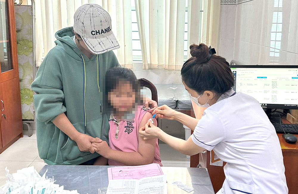 Tiêm vaccine phòng bệnh viêm não Nhật Bản cho trẻ nhỏ tại Trung tâm Kiểm soát bệnh tật tỉnh. Ảnh: A.Yên