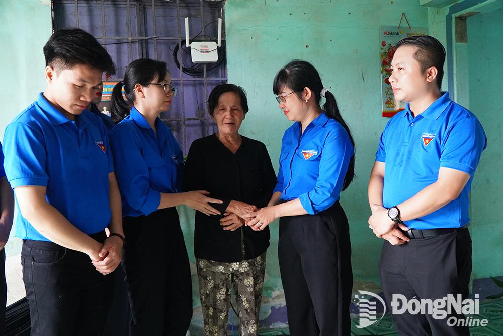 Bà Nguyễn Thị Nhiều, cựu chiến binh ấp Bàu Bông (xã Phước An) bày tỏ sự xúc động khi đoàn đến thăm. Ảnh: Thủy Tiên