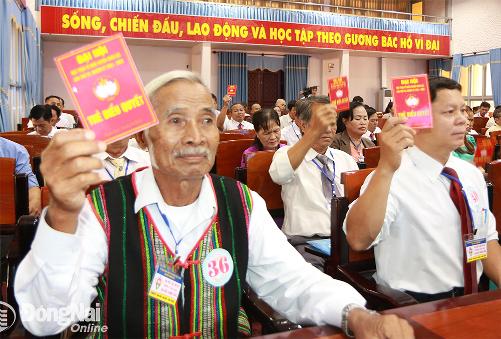Già làng dân tộc Chơro Hùng Văn Xứng biểu quyết tại Đại hội Đại biểu MTTQ Việt Nam huyện Xuân Lộc nhiệm kỳ 2024-2029.