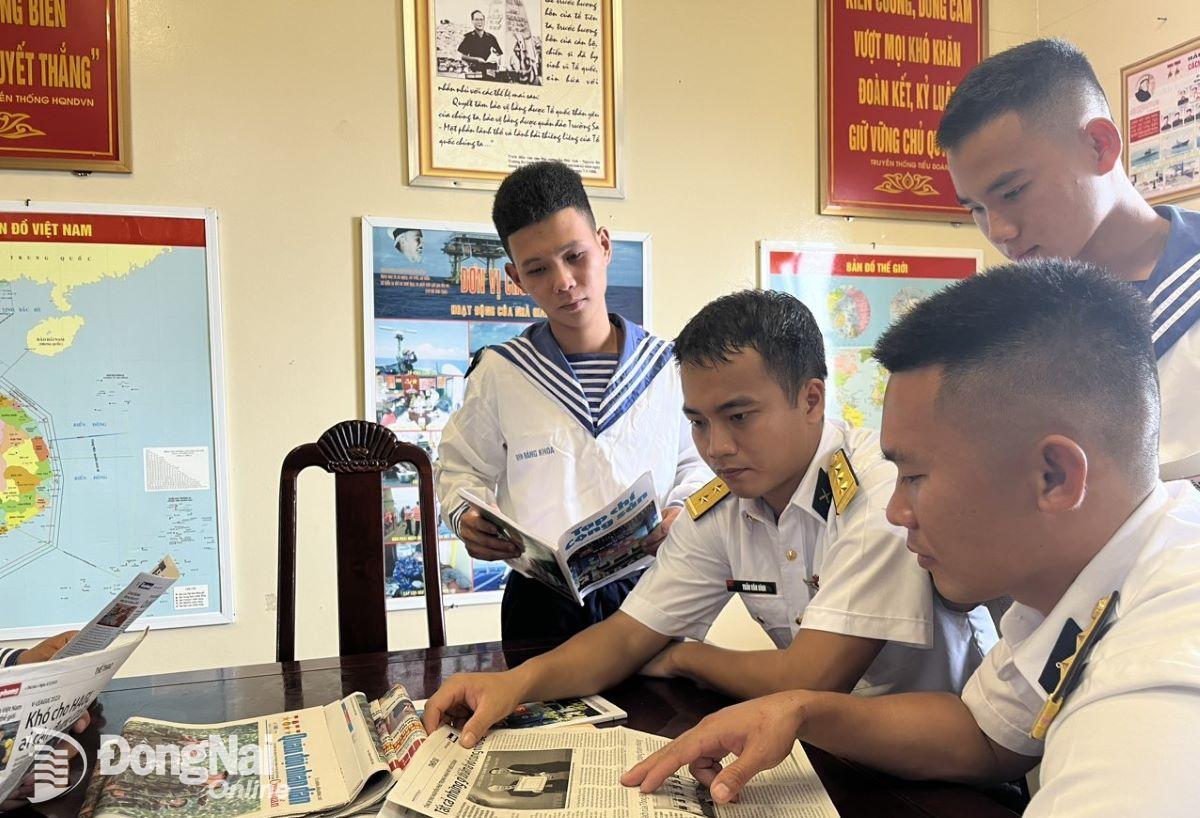Cán bộ chiến sĩ Nhà giàn DKI/9 sinh hoạt các bài viết, bài báo của Tổng Bí thư qua Tạp chí Cộng sản, Báo Quân đội nhân dân. Ảnh: DKI/9