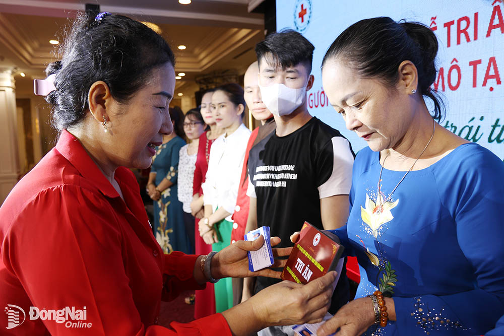 Chủ tịch Hội Chữ thập đỏ tỉnh Đỗ Thị Phước Thiện trao thẻ hiến tạng và quà tri ân cho người dân đã đăng ký hiến mô tạng, hiến xác cho y học. 