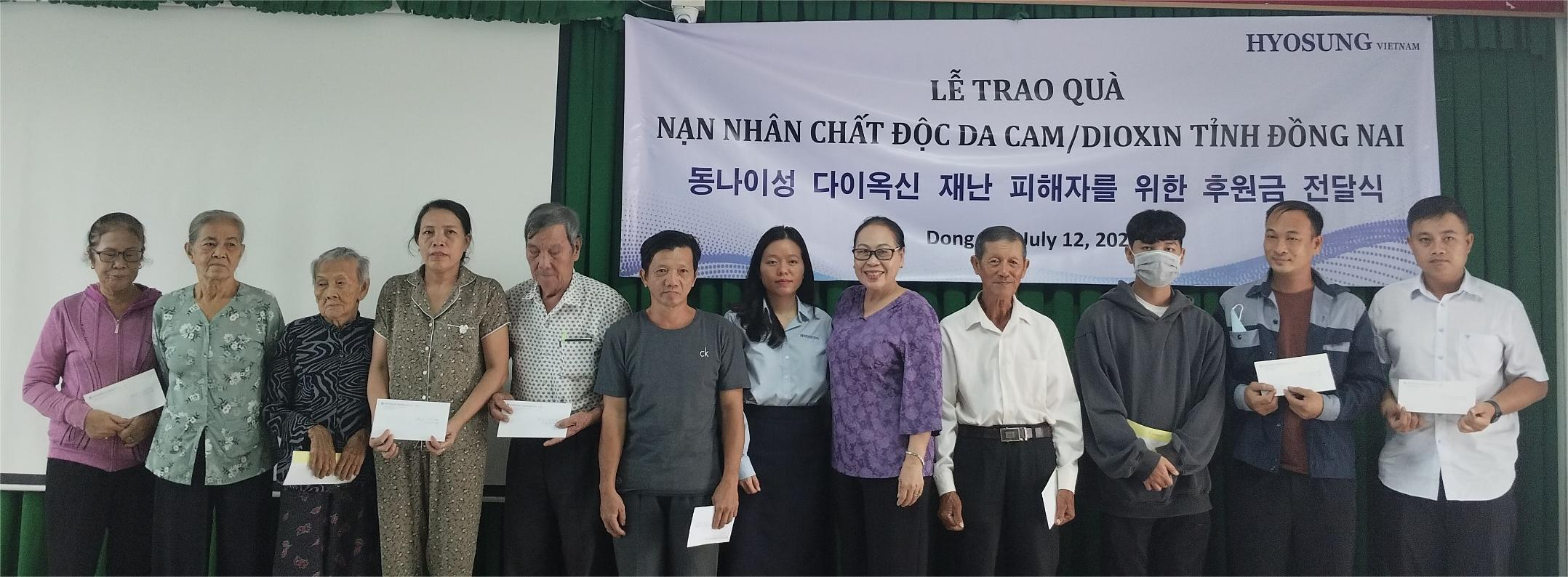 Đại diện Hội Nạn nhân chất độc da cam/dioxin tỉnh cùng Công ty TNHH Hyosung Việt Nam trao quà cho nạn nhân chất độc da cam tại huyện Nhơn Trạch. Ảnh: Nguyễn Hiên


