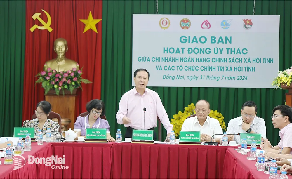 Giám đốc Ngân hàng Chính sách xã hội chi nhánh tỉnh Lê Bá Chuyên phát biểu tại hội nghị giao ban. Ảnh: Sông Thao