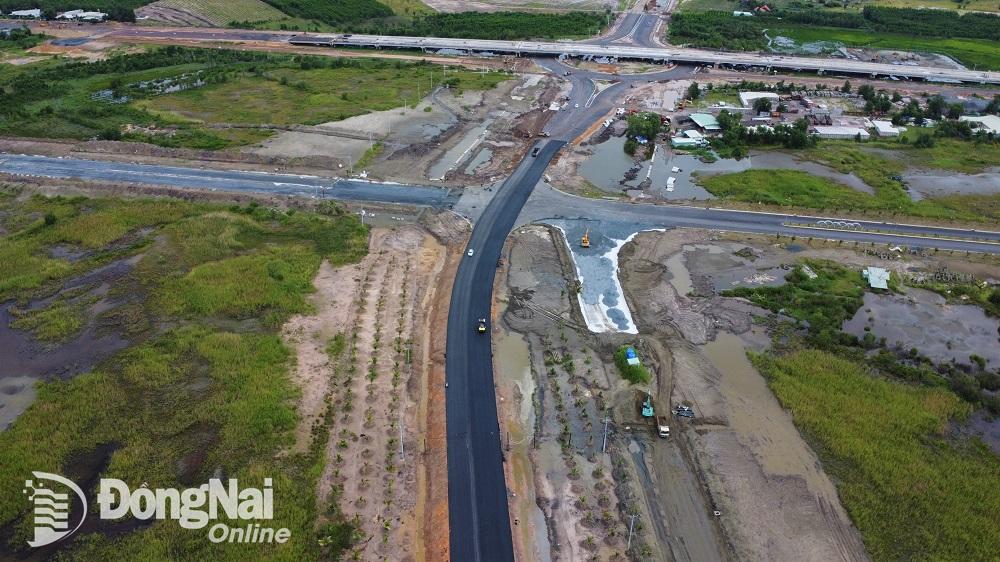 Điểm đầu của tuyến đường giao với nút giao đường cao tốc Bến Lức - Long Thành.