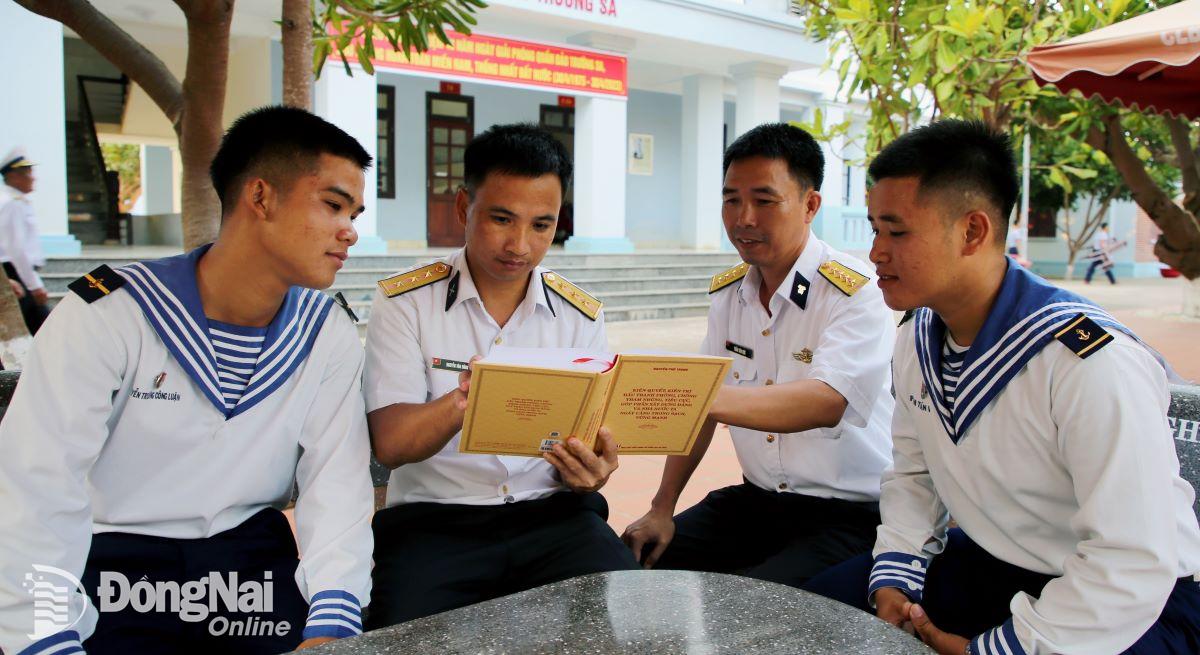 Cán bộ chiến sĩ huyện đảo Trường Sa học tập tác phẩm của Tổng Bí thư Nguyễn Phú Trọng. Ảnh: ĐVCC