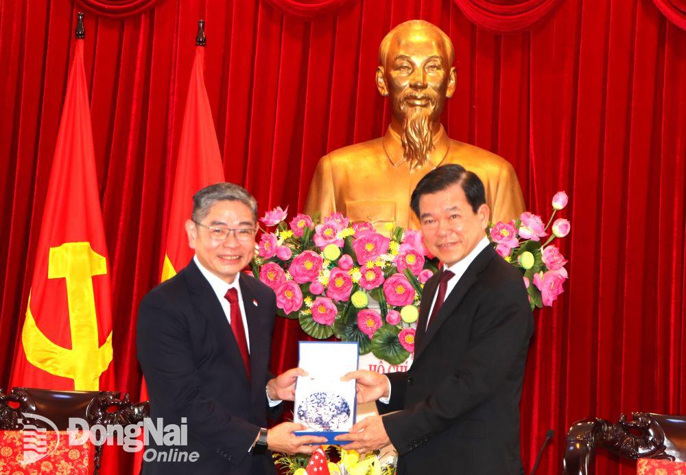 Tổng lãnh sự Singapore tặng quà lưu niệm Bí thư Tỉnh ủy.Ảnh: Ngọc Liên.
