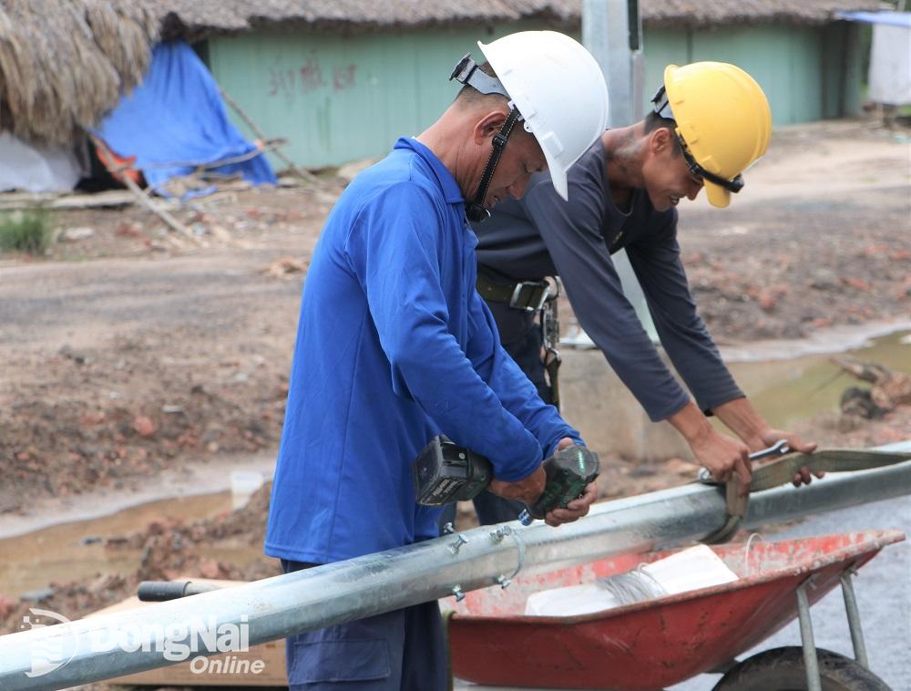 Cùng với đó, công tác lắp đặt hệ thống chiếu sáng, các hạng mục an toàn giao thông cũng đang được triển khai thi công.