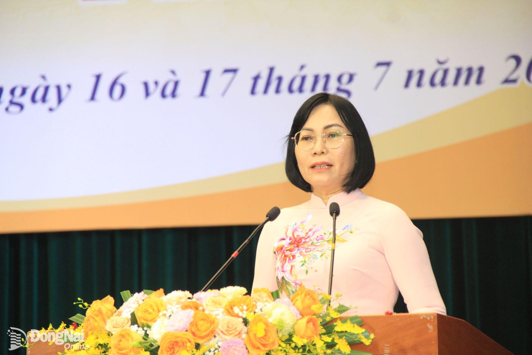 Phó chủ tịch UBND tỉnh Nguyễn Thị Hoàng trả lời chất vấn. Ảnh: Nga Sơn