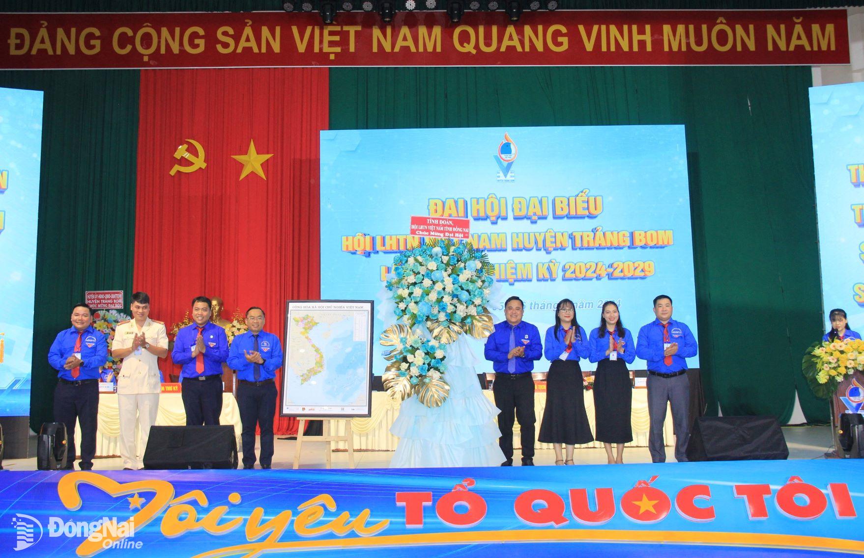 Đại diện Tỉnh đoàn, Hội Liên hiệp thanh niên tỉnh tặng hoa, bản đồ Việt Nam chúc mừng đại hội. Ảnh: Nga Sơn
