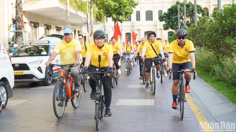 Cộng đồng người Thái Lan đạp xe diễu hành trong các hoạt động của chương trình

