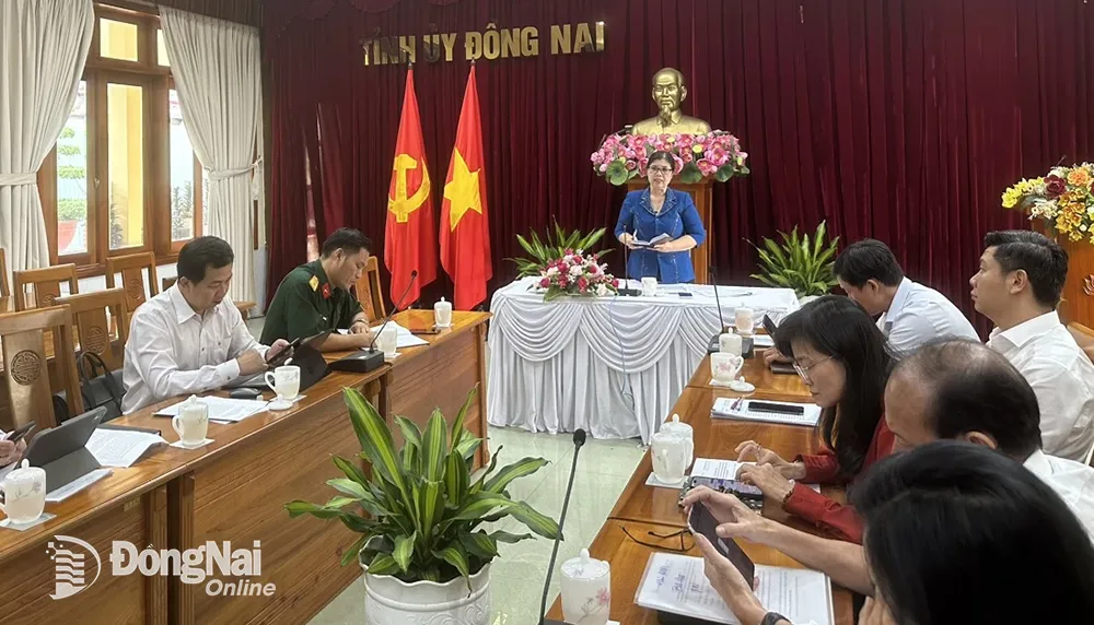 Phó trưởng ban thường trực Ban Dân vận Tỉnh ủy Phạm Thị Kim Chung phát biểu tại cuộc họp. Ảnh: Đào Nga.