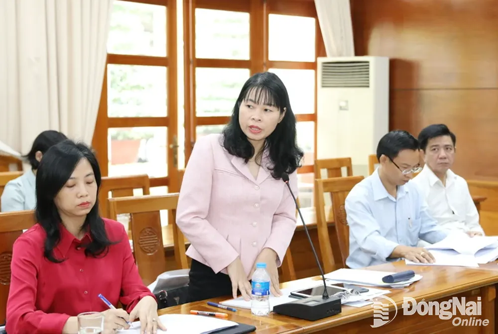 Giám đốc Sở Lao động, thương binh và xã hội tỉnh Nguyễn Thị Thu Hiền thảo luận tại tổ. Ảnh: C.Nghĩa