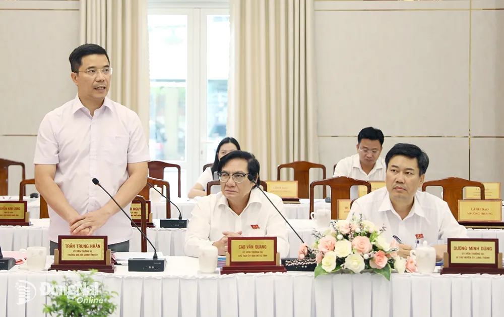 Giám đốc Công an tỉnh Đồng Nai Nguyễn Hồng Phong thảo luận tại tổ. Ảnh: C.Nghĩa