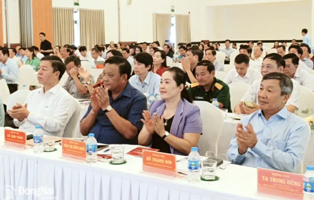 Phó bí thư thường trực Tỉnh ủy Hồ Thanh Sơn (bìa phải) dự hội nghị. Ảnh: Lương Quyên