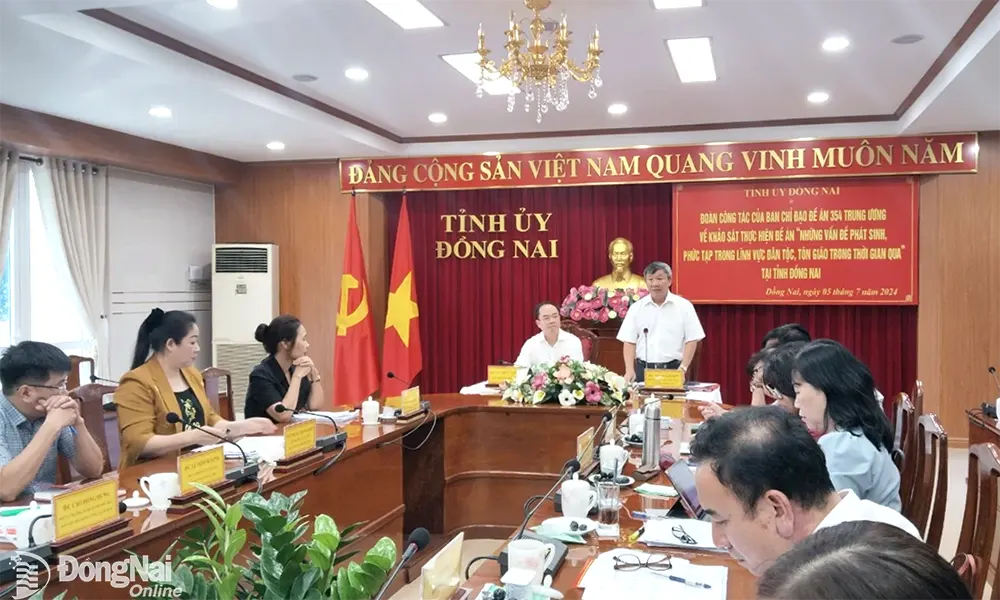 Phó bí thư thường trực Tỉnh ủy Hồ Thanh Sơn phát biểu tại buổi làm việc. Ảnh: Thanh Hòa
