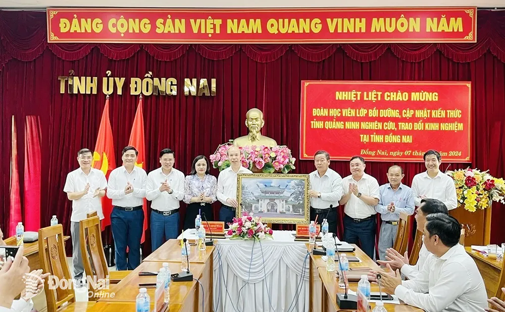 Đồng Nai tặng quà lưu niệm cho đoàn cán bộ tỉnh Quảng Ninh. Ảnh: Phương Hằng