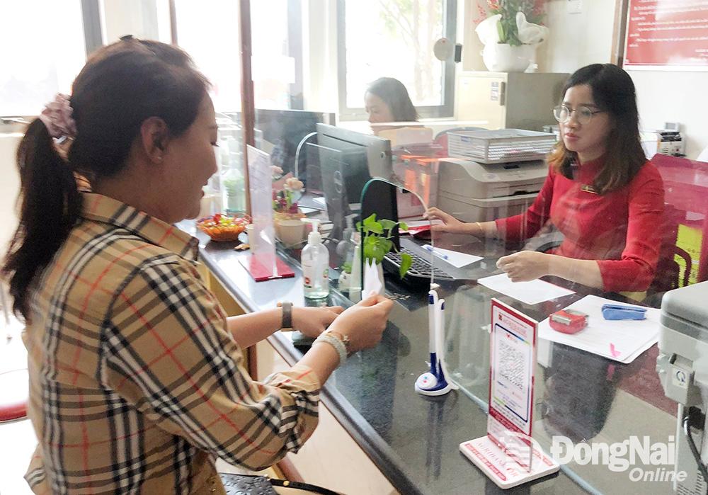 Hoạt động giao dịch ngân hàng tại phòng giao dịch của một ngân hàng trên địa bàn thành phố Biên Hòa. Ảnh: Hải Quân
