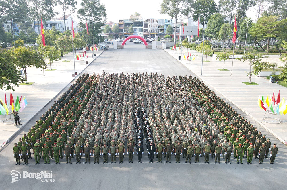 Lực lượng bảo vệ an ninh trật tự tại thành phố Biên Hòa trong Lễ ra mắt Lực lượng tham gia bảo vệ an ninh trật tự ở cơ sở do UBND tỉnh tổ chức ngày 1-7. Ảnh: T.Tâm