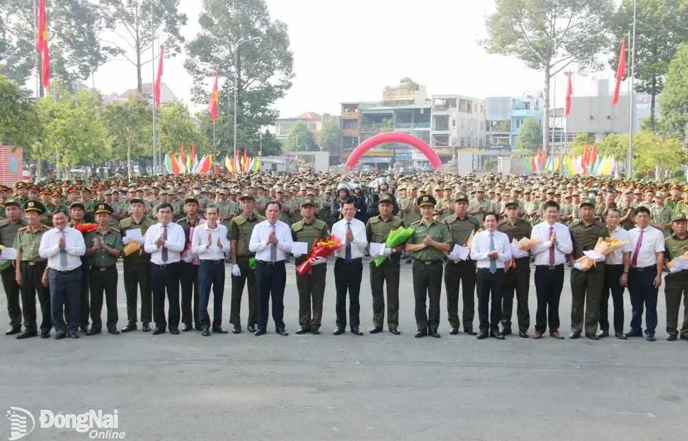 Lãnh đạo tỉnh và thành phố Biên Hòa tặng hoa và quà cho đại diện 30 tổ bảo vệ an ninh trật tự ở cơ sở thuộc thành phố Biên Hòa. Ảnh: Trần Danh
