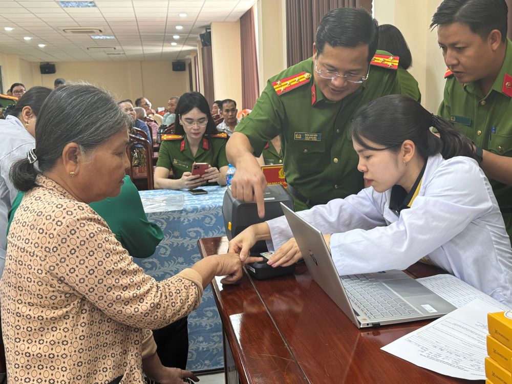 Phó giám đốc Công an tỉnh Đại tá Trần Anh Sơn trực tiếp chỉ đạo thực hiện công tác thu mẫu sinh trắc ADN của thân nhân các liệt sĩ chưa xác định thông tin trên địa bàn Đồng Nai.
