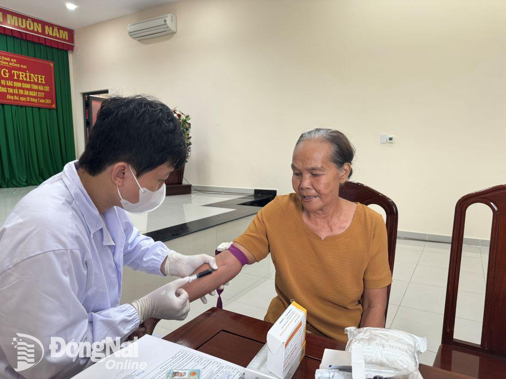Các bác sĩ Phòng xét nghiệm Genstory (Thành phố Hồ Chí Minh) lấy mẫu sinh trắc ADN của thân nhân các liệt sĩ trên địa bàn Đồng Nai.