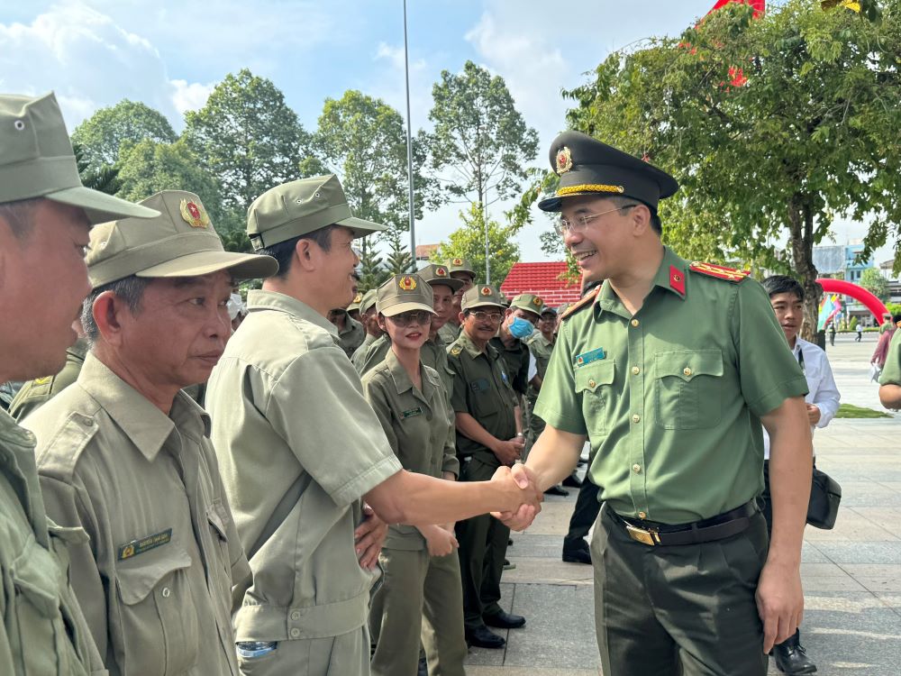 Giám đốc Công an tỉnh, đại tá Nguyễn Hồng Phong bắt tay động viên lực lượng tham gia bảo vệ ANTT cơ sở. Ảnh Tố Tâm