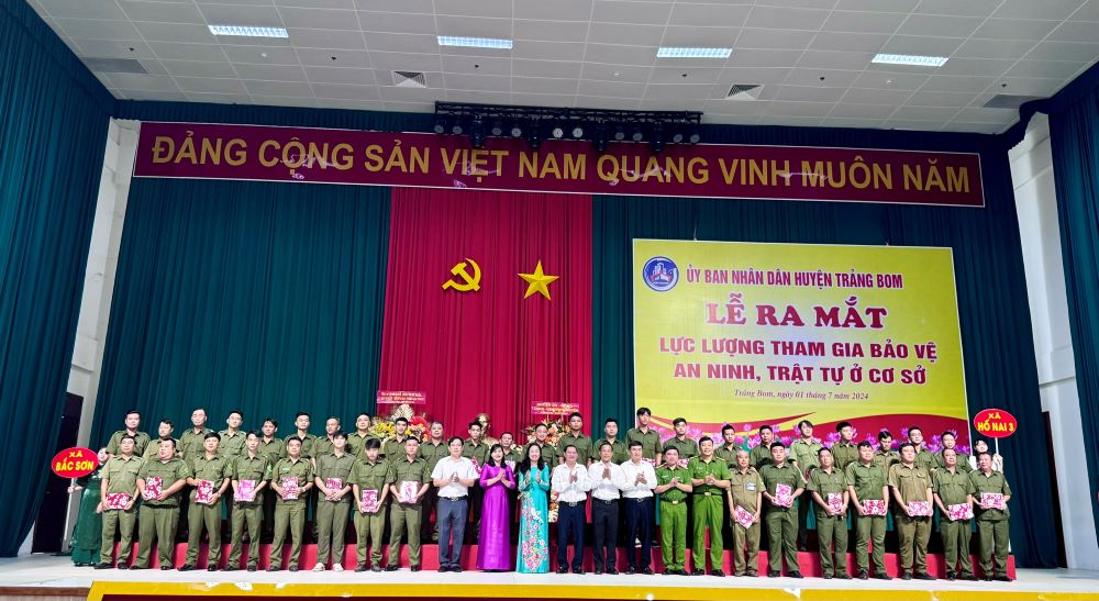 UBND huyện Trảng Bom tổ chức lễ ra mắt 71 Tổ ANTT ở cơ sở với 260 thành viên trên địa bàn. Ảnh: Tố Tâm