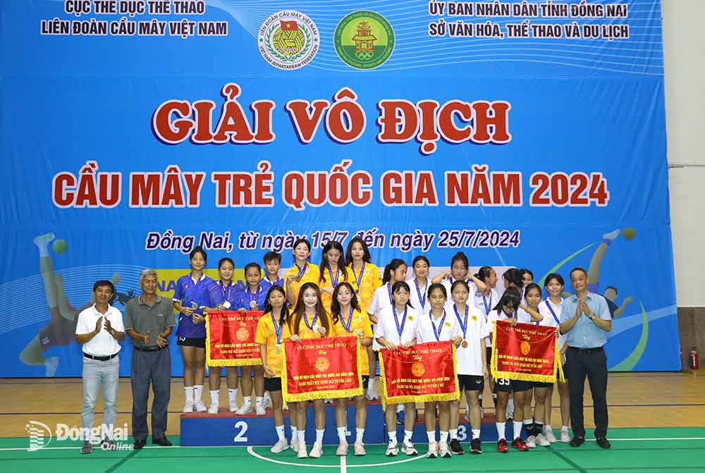 Đội tuyển cầu mây nữ Đồng Nai trên bục nhận huy chương bạc nội dung đội tuyển 4 nữ lứa tuổi U.16. Ảnh: Huy Anh