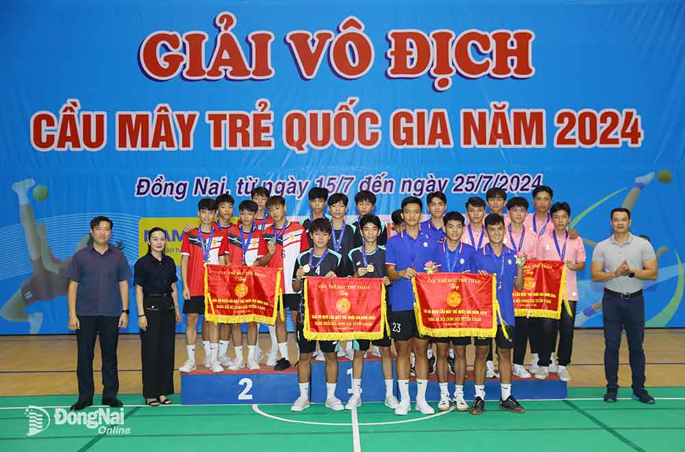 Đồng Nai giành duy nhất tấm huy chương vàng nội dung đội tuyển 3 nam lứa tuổi U.16. Trong ảnh: Phó giám đốc Sở Văn hóa, thể thao và du lịch Bùi Thanh Nam (bìa trái) cùng trao giải cho các đội đạt thứ hạng cao. Ảnh: Huy Anh