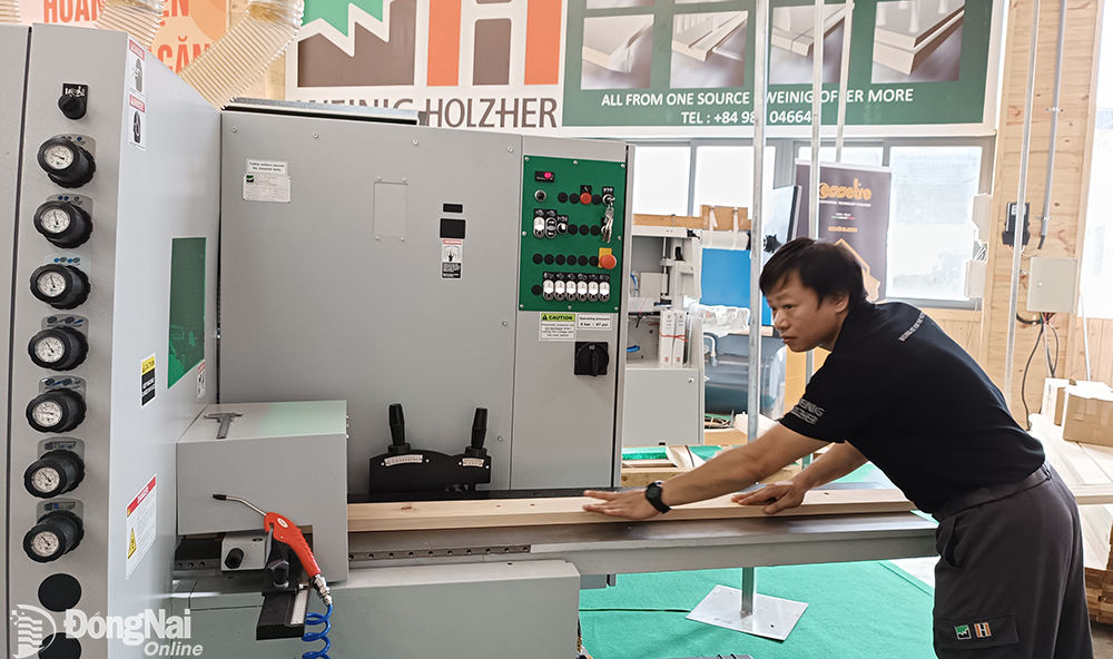 Ứng dụng máy móc công nghệ mới vào sản xuất gỗ tại Công ty CP Tân Vĩnh Cửu (thành phố Biên Hòa). Ảnh:V.Gia