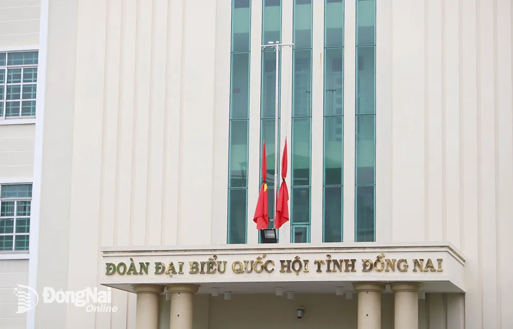 Hình ảnh lá cờ được gắn dải băng đen tại trụ sở Đoàn Đại biểu Quốc hội tỉnh Đồng Nai. Ảnh: Tâm Nghĩa