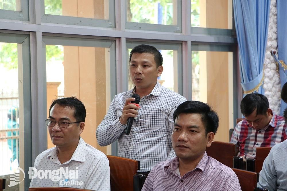 Cử tri huyện Xuân Lộc phản ánh kiến nghị đến các ĐBQH tại buổi tiếp xúc cử tri. Ảnh Phạm Tùng