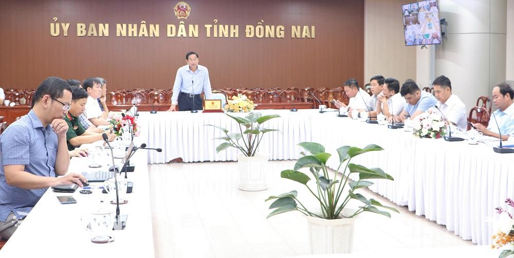 Phó chủ tịch UBND tỉnh Võ Văn Phi phát biểu ý kiến tại buổi làm việc. Ảnh: Phạm Tùng