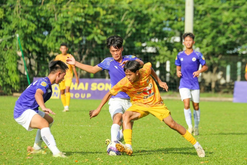 Dù thua trận trước Hà Nội, LPBank Hoàng Anh Gia Lai (áo vàng) giành một suất vào tứ kết.