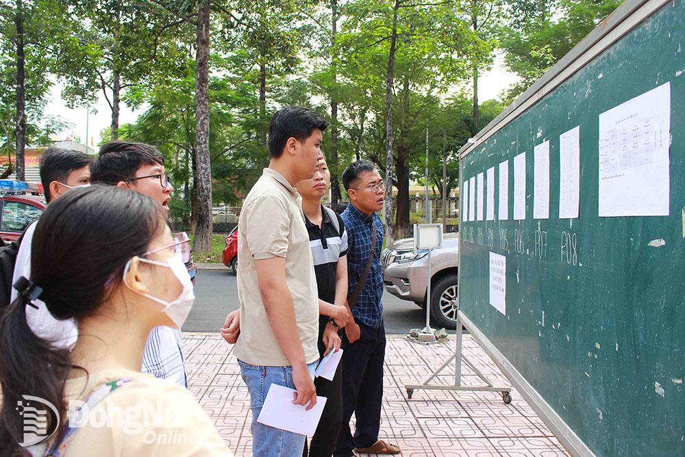 Các thí sinh rà soát thông tin trước khi bước vào Kỳ thi tuyển công chức hành chính tỉnh Đồng Nai năm 2023. Ảnh: Thảo Lâm
