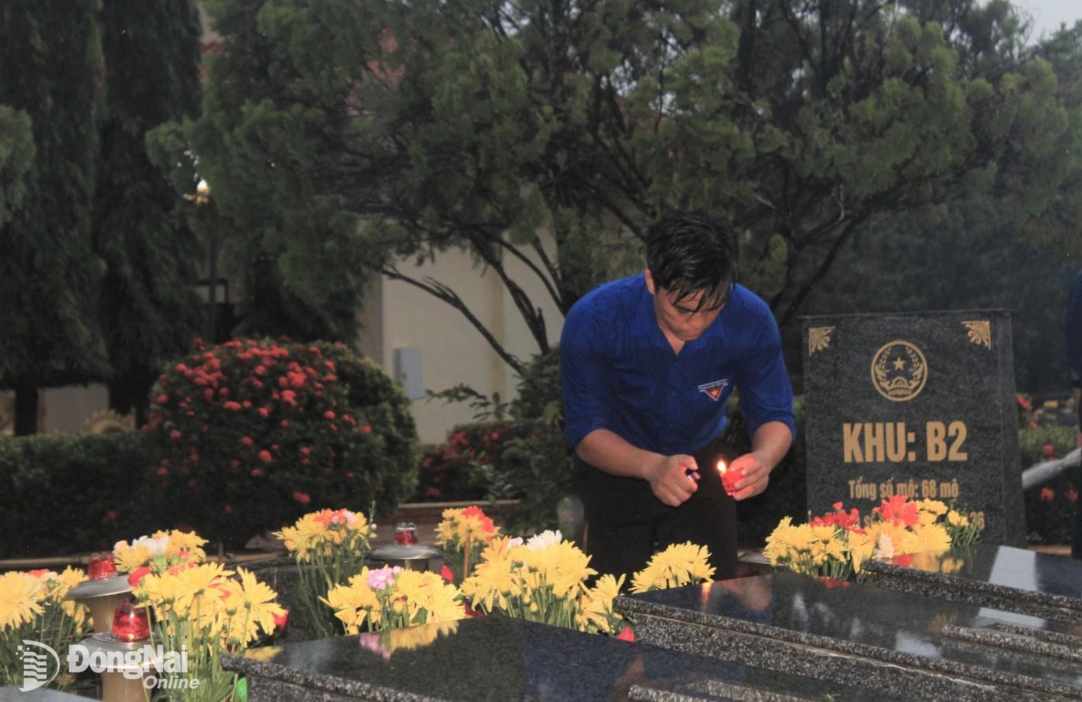 Cán bộ, đoàn viên, thanh niên huyện Vĩnh Cửu thắp nến tri ân tưởng nhớ các anh hùng liệt sĩ tại Nghĩa trang liệt sĩ huyện nhân Ngày thương binh liệt sĩ 27-7-2022. Ảnh: Nga Sơn