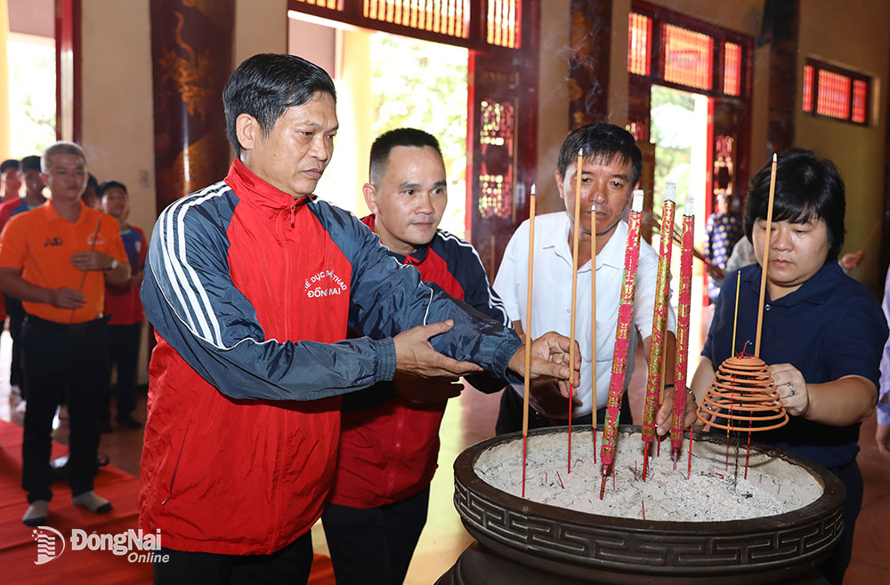 Cơ thủ Trần Đức Minh (thứ 2 từ trái qua) dâng hương báo công tại Văn miếu Trấn Biên. Ảnh: Huy Anh