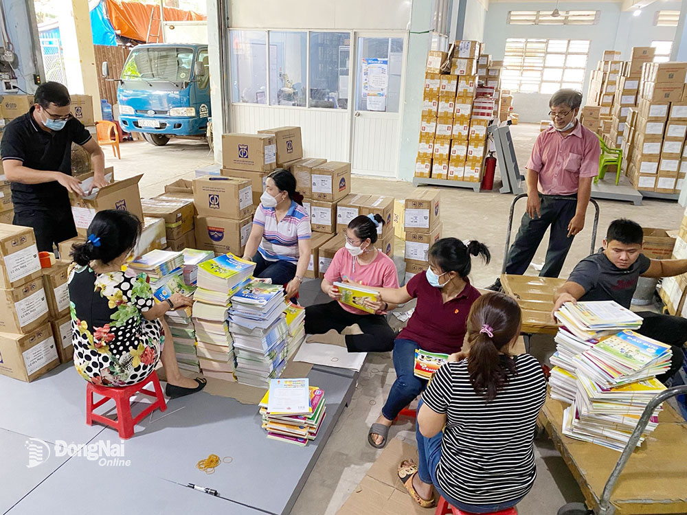 Cán bộ, nhân viên Công ty CP Sách và thiết bị trường học Đồng Nai phân loại và đóng gói sách chuyển về các trường. Ảnh: C.Nghĩa
