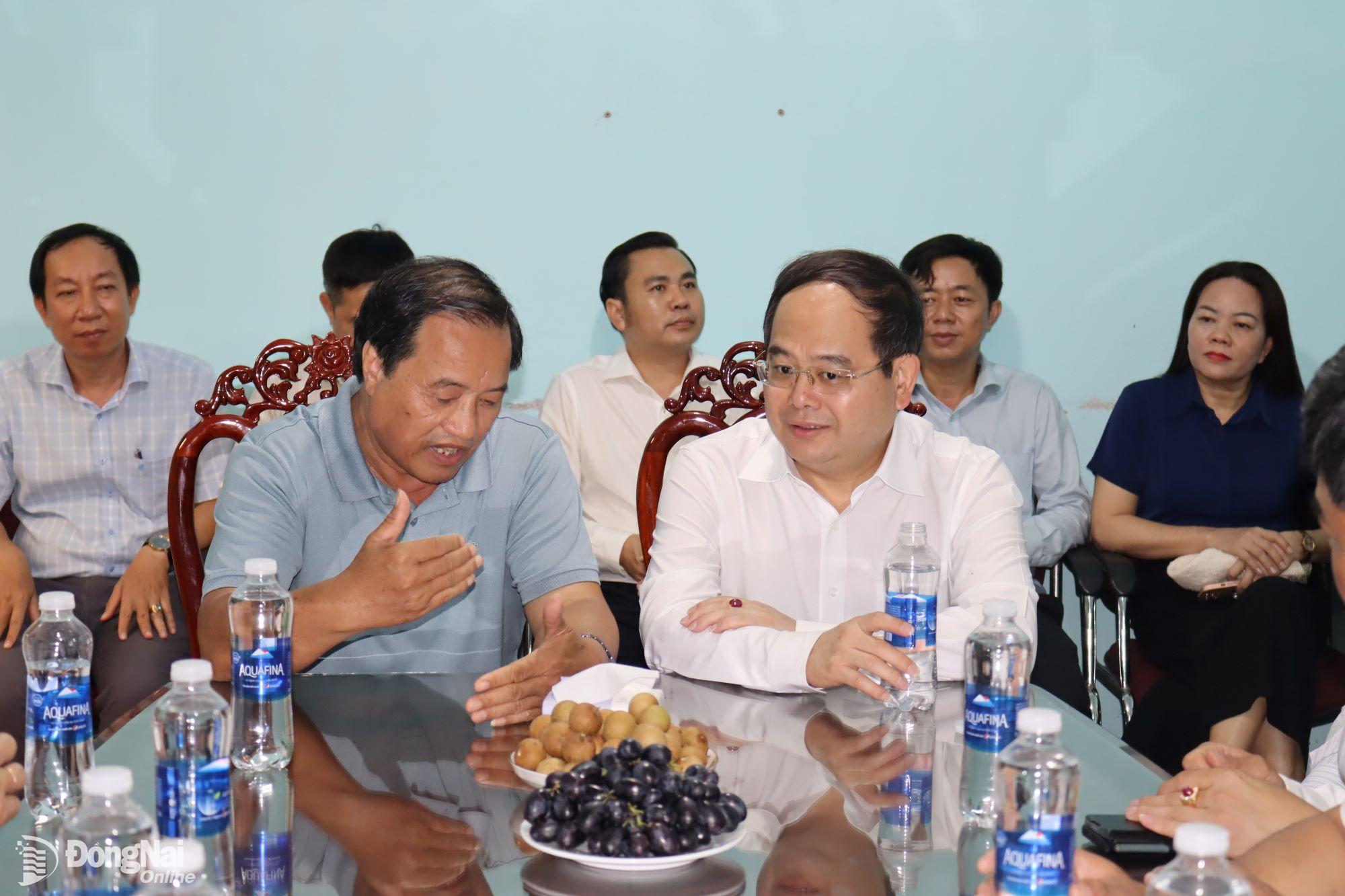 Chủ cơ sở chăn nuôi gà xuất khẩu ông Lê Văn Quyết trình bày kiến nghị với trưởng đoàn kiểm tra. Ảnh: Hoàng Lộc