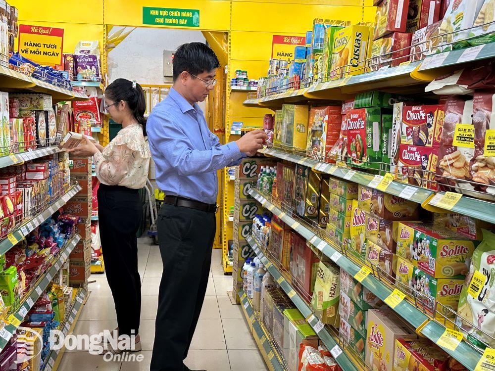 Lực lượng chức năng kiểm tra công tác an toàn vệ sinh thực phẩm tại một siêu thị trên địa bàn tỉnh. Ảnh: H.Dung