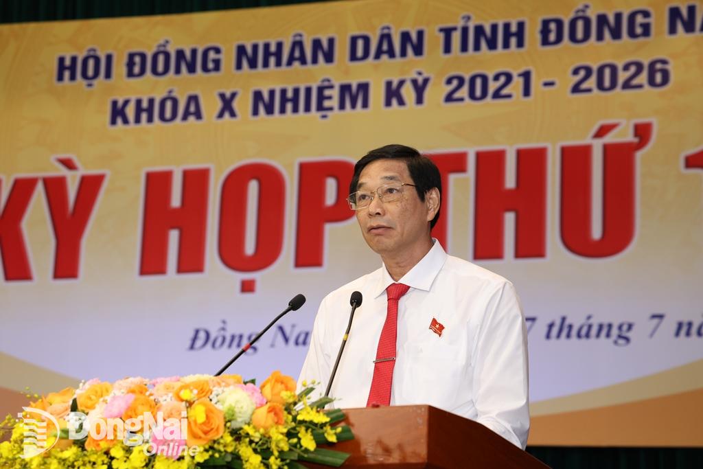 Phó chủ tịch UBND tỉnh Võ Văn Phi trình bày báo cáo của UBND tỉnh tại Kỳ họp thứ 18 HĐND tỉnh. Ảnh: Công Nghĩa
