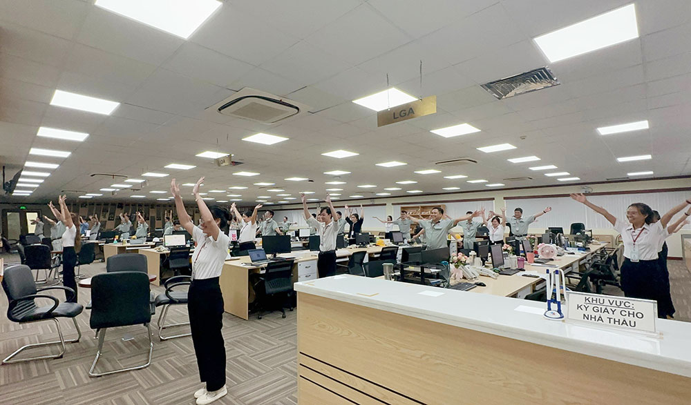 Nhân viên khối văn phòng tập thể dục mỗi ngày tại nơi làm việc.