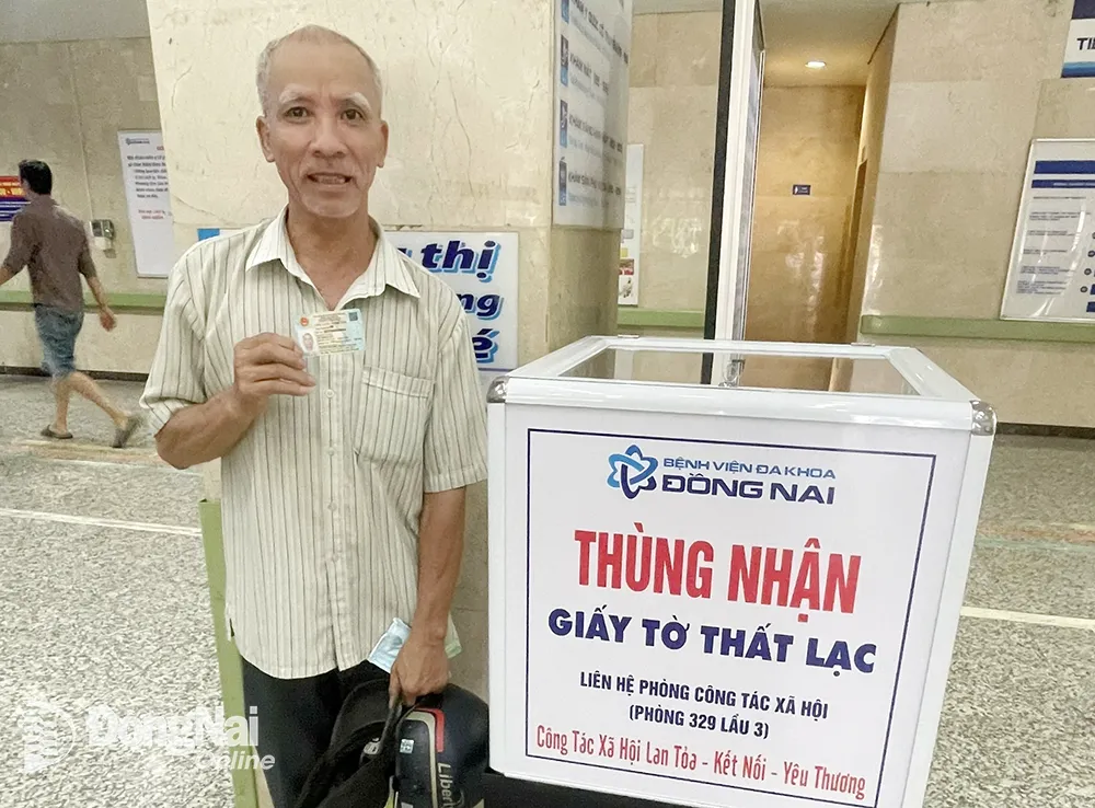 Ông Lộc vui mừng khi nhận lại được CCCD tại Bệnh viện Đa khoa Đồng Nai trước khi lên máy bay. Ảnh: BVCC