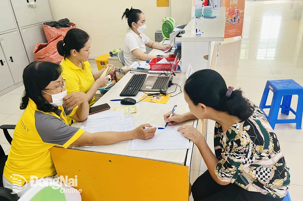 Người dân phường Quang Vinh (thành phố Biên Hòa) nhận lương hưu tại Bưu điện tỉnh. Ảnh: Kim Liễu